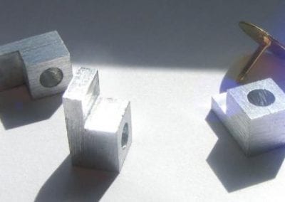 Miniaturfräsung aus Plattenmaterial Aluminium vergleich mit Reiszwecke